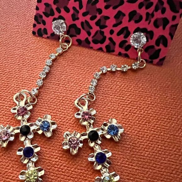 ✝️ Betsey Johnson stunning cross dangle earrings ✝️ - Picture 1 of 7